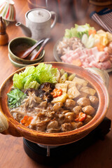 【ちゃんこ鍋】大きな鍋に鶏肉・豚バラ肉・たっぷりの野菜。沢山の食材が一度に楽しめるちゃんこ鍋。