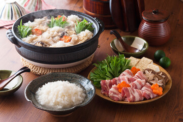【雪見鍋（みぞれ鍋）食材】たっぷりの大根おろしを雪に見立てた「みぞれ鍋」脂身の多い豚バラ肉の旨味をさっぱりといただける鍋料理。