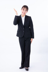 案内するスーツを着た若い女性