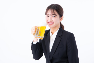 ビールを飲む若い女性