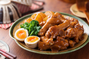 【鶏手羽元と大根の煮物】焼き目をつけた鶏手羽元を大根と煮込みました。大根が美味しい寒い季節に嬉しい食べ応え満点のおかずです。