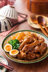 【鶏手羽元と大根の煮物】焼き目をつけた鶏手羽元を大根と煮込みました。大根が美味しい寒い季節に嬉しい食べ応え満点のおかずです。