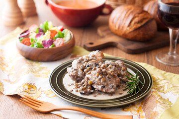 【鶏肉とレンズ豆の煮込み】ソテーした鶏もも肉とレンズ豆をクリームソースで煮込みました。