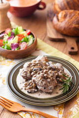 【鶏肉とレンズ豆の煮込み】ソテーした鶏もも肉とレンズ豆をクリームソースで煮込みました。