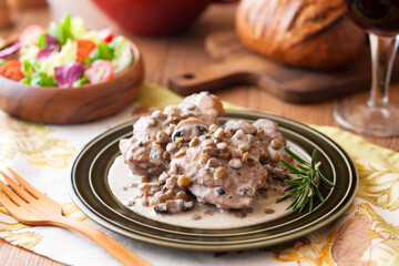 【鶏肉とレンズ豆の煮込み】ソテーした鶏もも肉とレンズ豆をクリームソースで煮込みました。