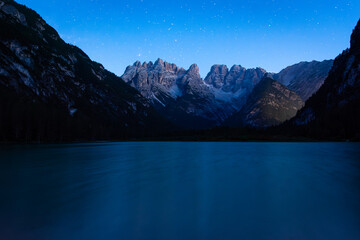 Dürrensee mit Cristallo Gruppe in den Dolomiten unter Sternen