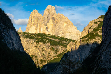 Die Drei Zinnen in den Dolomiten im Sonnenuntergang im Sommer