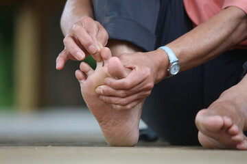 足のマッサージをする女性