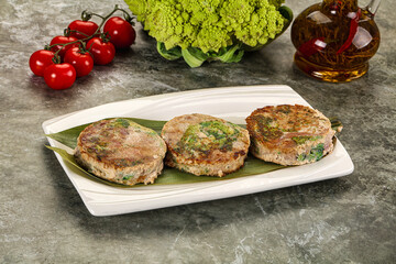 Roasted tuna medallion with broccoli