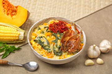 Bubur Manado. Tinutuan is characterized by porridge consisting of various types of mixed vegetables. Starting from sweet potatoes, pumpkin, spinach, shelled corn, and so on