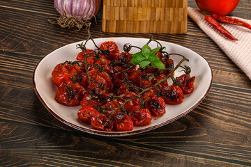 Baked cheeryy momatoes with olive oil