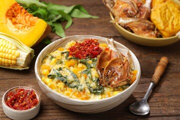 Bubur Manado. Tinutuan is characterized by porridge consisting of various types of mixed vegetables. Starting from sweet potatoes, pumpkin, spinach, shelled corn, and so on