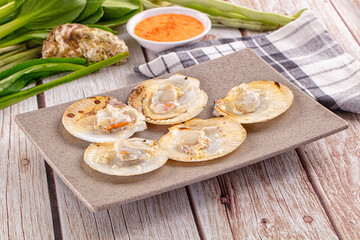 Grilled scallops with cream cheese