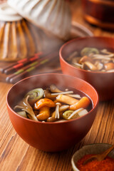 【きのこ汁】大きななめことしめじ茸、えのき茸、舞茸。表情豊かな茸がたっぷり入ったきのこ汁です。