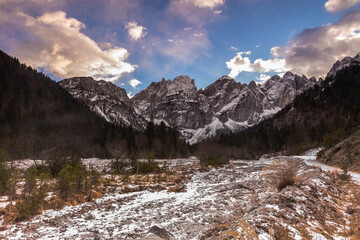 vista panoramica su di un ambiente naturale innevato e freddo, tra le montagne alpine del Friuli...
