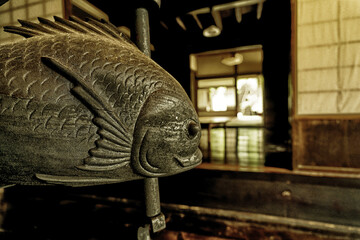 囲炉裏に浮かぶ魚