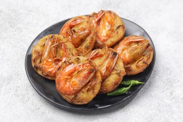 Bakwan Udang, ote-ote containing shrimp and vegetables is fried crispy with whole shrimp topping. Crispy and delicious to enjoy warm