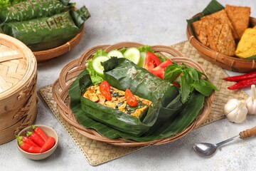 Nasi Bakar. Grilled rice refers to rice that is grilled with charcoal until the banana leaves turn slightly black using several spices and side dishes, then wrapped in banana leaves, then grilled over