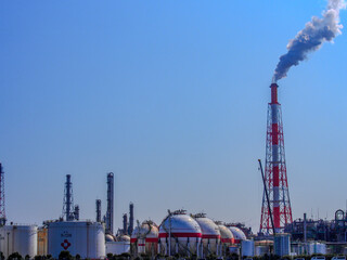 三重県の四日市市のイメージの海辺の工業地帯の昼間の風景
