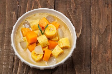 Kolak Pisang is an Indonesian dessert made from bananas, pumpkin cooked with coconut milk, palm sugar and pandan leaves.