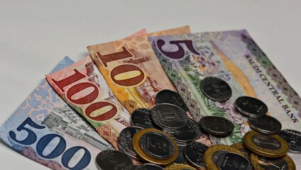 Saudi Riyal banknotes of five hundred riyals and one hundred riyals, with exchange
