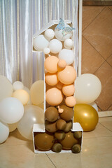 Vertical photo of the number "1" made of balloons during a birthday celebration