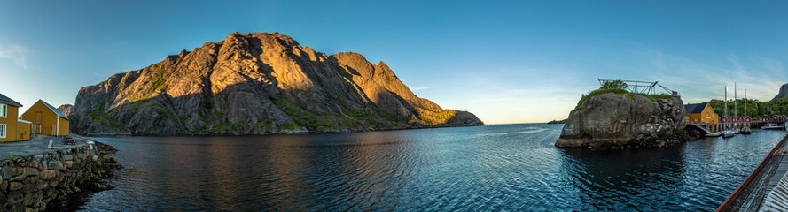 Nusfjord, un piccolo villaggio di pescatori delle isole Lofoten, riconosciuto dall’Unesco come progetto pilota per preservare l'architettura tradizionale norvegese.