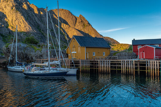 Nusfjord, un piccolo villaggio di pescatori delle isole Lofoten, riconosciuto dall&rsquo;Unesco come progetto pilota per preservare l'architettura tradizionale norvegese.