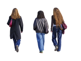 Trois jeunes femmes vues de dos marchant ensemble en ville par temps ensoleillé, cheveux lisses, bouclés et très longs ondulés, tenues décontractée, saison automnale