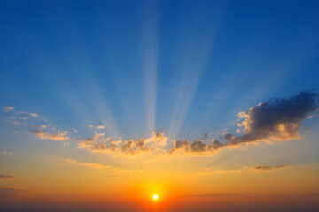 Naklejka premium Sunrise with Golden Sun Rays and Cloudy Sky