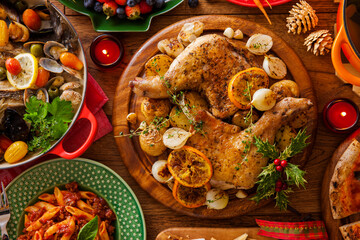 【ローストチキン / クリスマスイメージ】クリスマスパーティーの賑やかなテーブル。オレンジ風味のローストチキンイメージです。