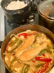 魚料理を作る日本の家庭の台所