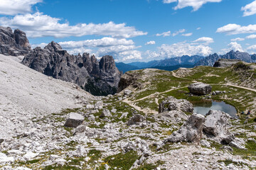 Felsige Dolomitenlandschaft mit kleinem Bergsee