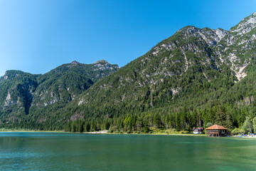 Bootshaus am Toblacher See mit Bergkulisse