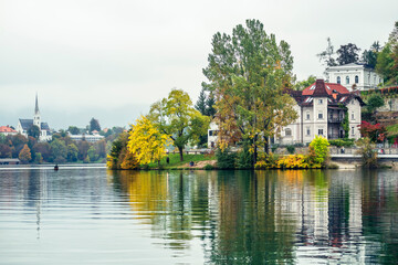 Obraz premium The magical atmosphere of Lake Bled in autumn. Among boats and mystical charm. Slovenia