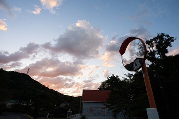 カーブミラーに映る夏の夕焼け