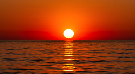 Obraz premium peaceful evening horizon with colorful sunset over the sea