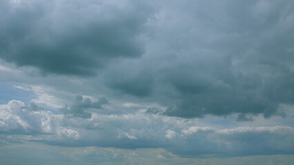 Obraz premium Dramatic cloudy skies with contrasting light create a captivating view that enchants all