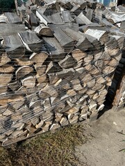 sterta suchego drewna na palecie