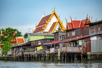 Wooden houses along the Khlong Mong canal on the Thonburi side of Bangkok, Thailand © AntonioLopez