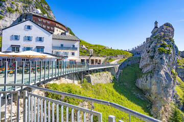 Panoramablick auf die Aussichtsterrasse des Wendelstein, mit Wendelsteinhaus, Sendeanlage des...