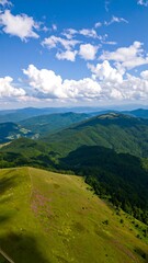 Obraz premium Mountain vista with lush green hills