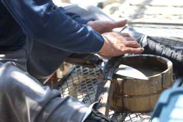 刈り込みバサミを研ぐ職人