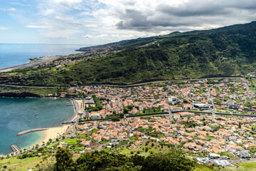 Obraz premium Machico Town and Bay Panorama from Above – Madeira