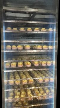 Madalenas haci&eacute;ndose en el horno de un obrador, en la trastienda de una panader&iacute;a