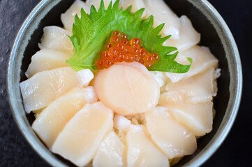 猿払村のホタテ丼 © 大知 森