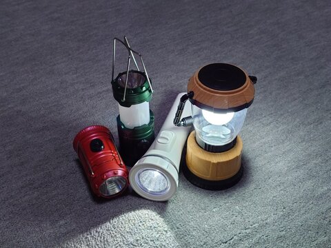 災害時に使用する懐中電灯とランタン（中央）