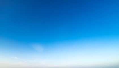 Fototapeta premium blue sky fading to white background gradient