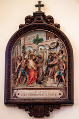 Pont à Marcq, France le 29 juillet 2025 : Représentations des 14 étapes du chemin de croix de Jésus en l'église de Pont à Marcq