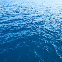 Obraz premium A view of deep blue ocean waves.